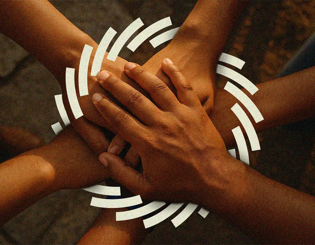 Manos unidas representando la unión, cooperación y trabajo en equipo de la Fundación Brisol.